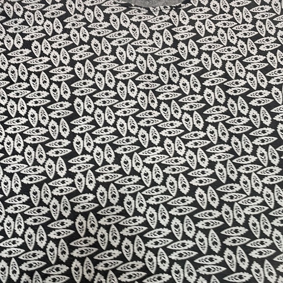 LuLaRoe‎ Patterned Top - Picture 2 of 3